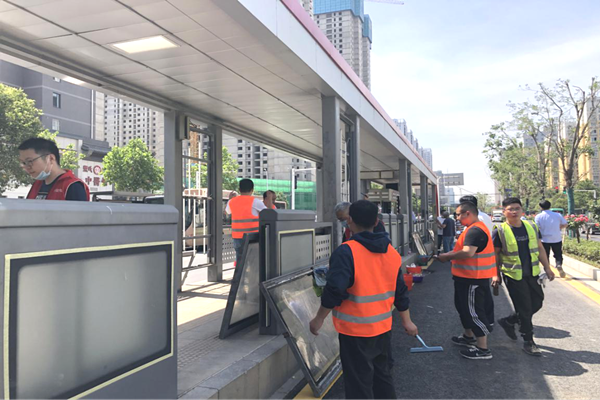 中共郑州赫喆文化传播有限公司团支部组织学习“三项工程一项管理”实施意见召开“BRT站台环境设施改造”主题活动