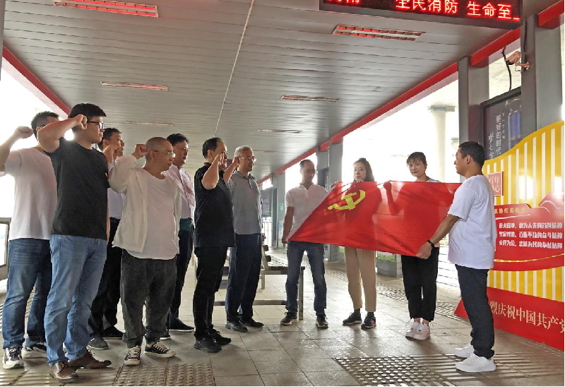 赫喆团支部组织召开“老党员重温入党誓词”主题活动